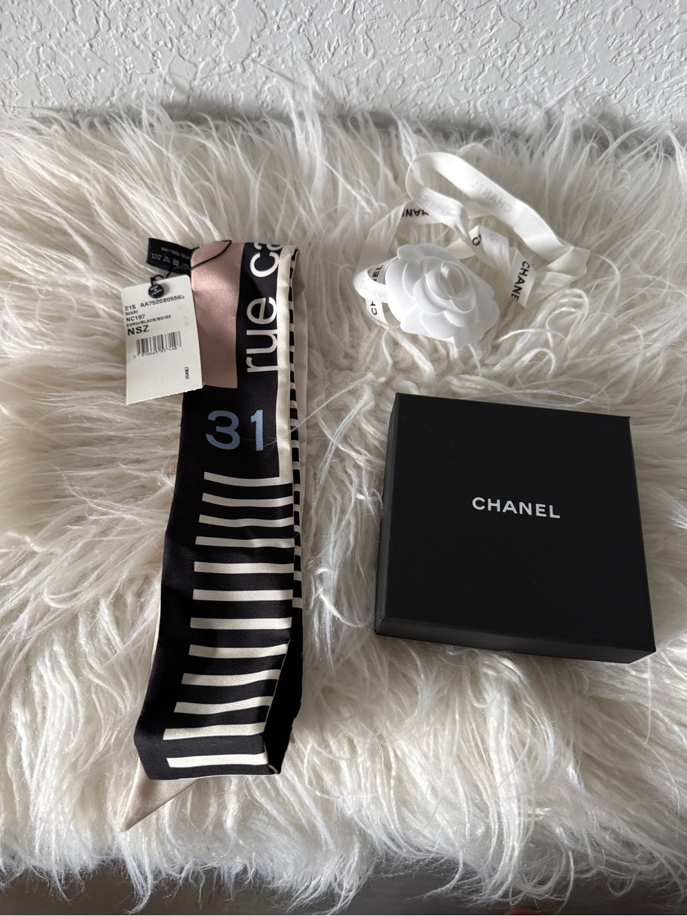 CHANEL Ecru, Black, Beige Light Graphic Silk Twilly